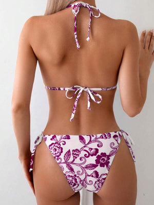 Detalle del escote halter y el estampado floral de un traje de baño de una pieza.