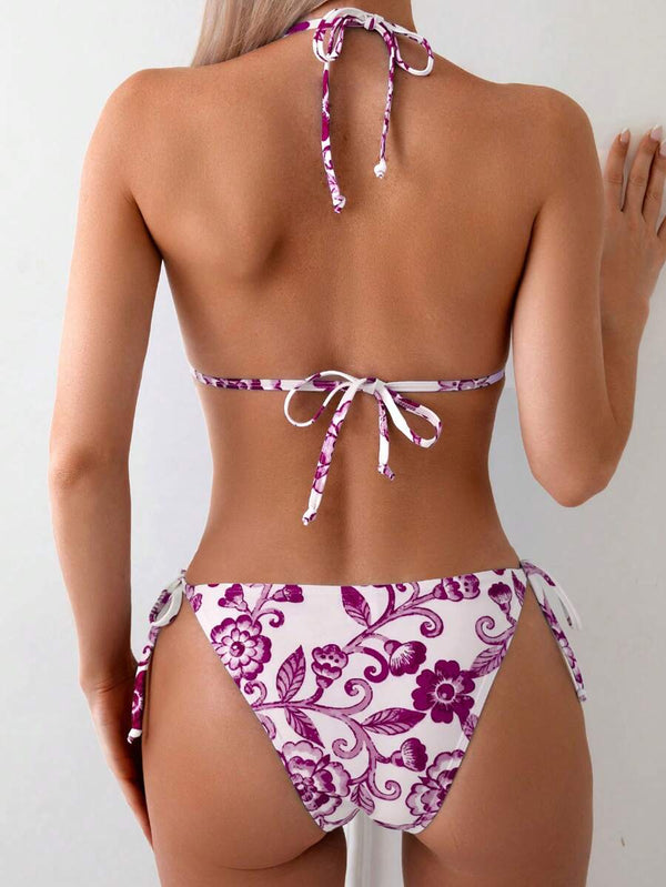 Detalle del escote halter y el estampado floral de un traje de baño de una pieza.