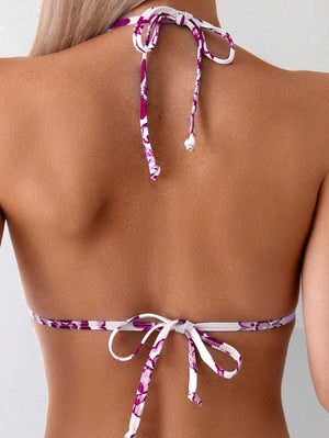 Primer plano de la parte inferior de un monokini floral blanco y púrpura.