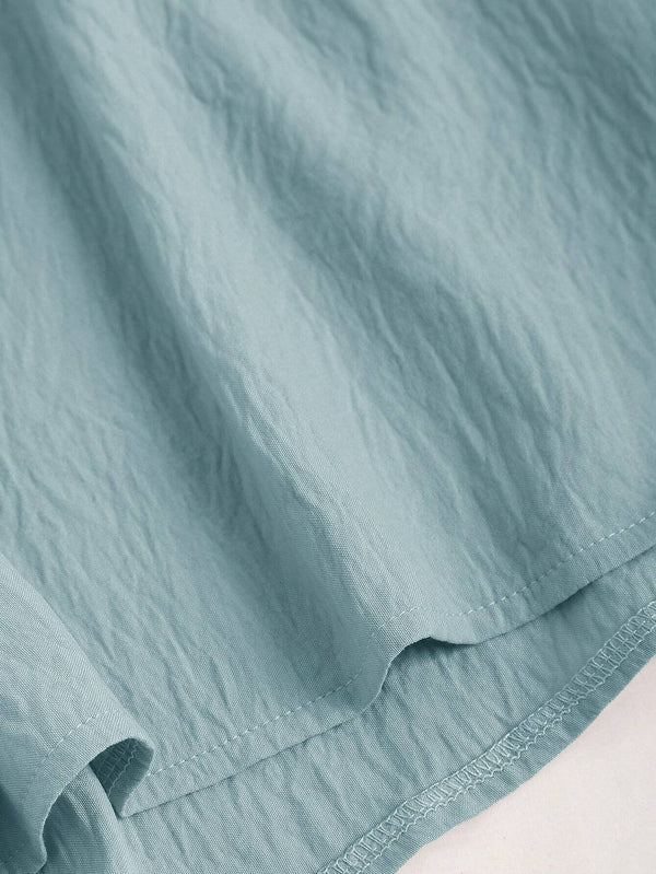 Detalle del tejido del short del set bohemio azul de top sin tirantes