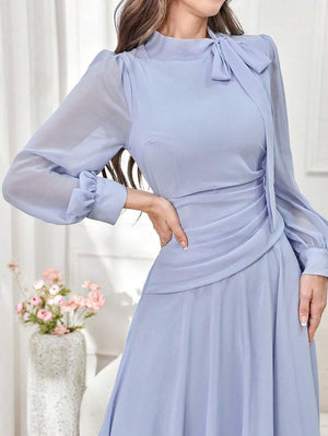 Vista frontal de un vestido elegante color celeste con lazo en el cuello y mangas largas.