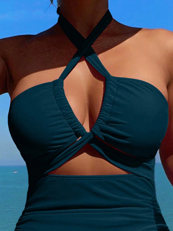 Detalle del escote cruzado del traje de baño halter.