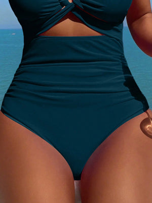 Detalle del corte de cintura alta del traje de baño halter.