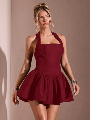 Imagen 4: Acercamiento al escote halter y el ajuste del torso del Vestido Corto Halter Burdeos.