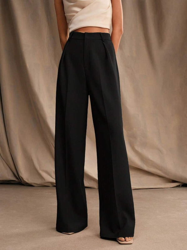 Vista lateral del pantalón pierna ancha negro, ideal para oficina.