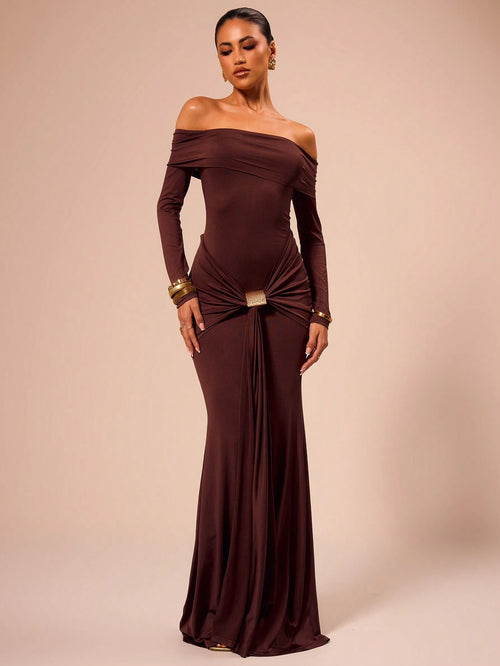 Vestido maxi café sirena con hombros descubiertos
