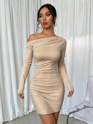 Mujer caminando con vestido elegante albicoco de manga larga