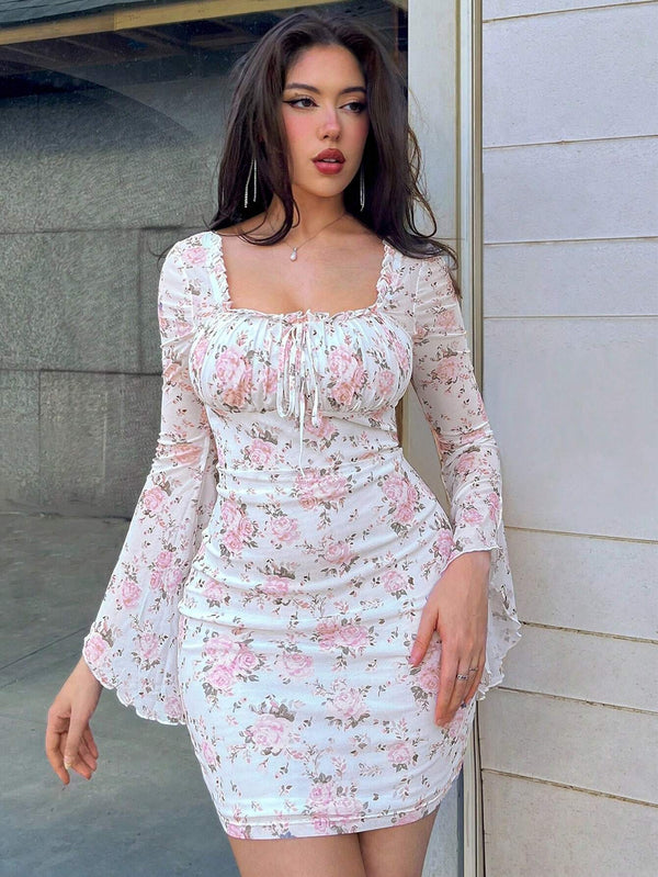 Vestido Mini Floral Multicolor elegante con manga larga y estampado floral delicado.