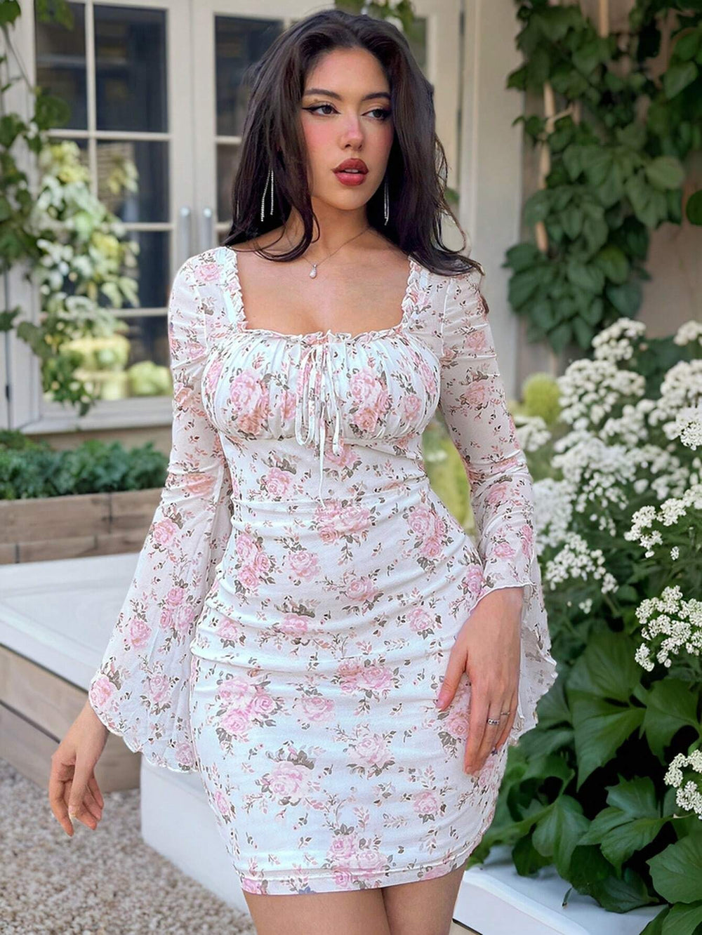 Vestido Mini Floral Multicolor con escote cuadrado y manga con volante en vista frontal.
