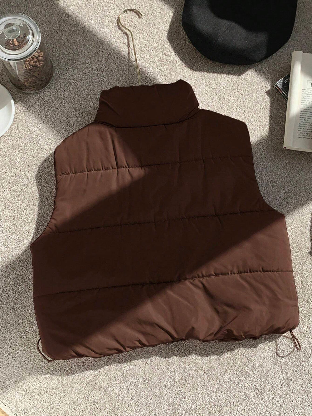 Chaleco marrón casual corto para mujer vista frontal.
