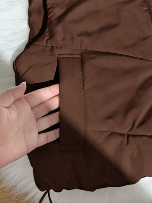 Chaleco marrón casual corto con cremallera.
