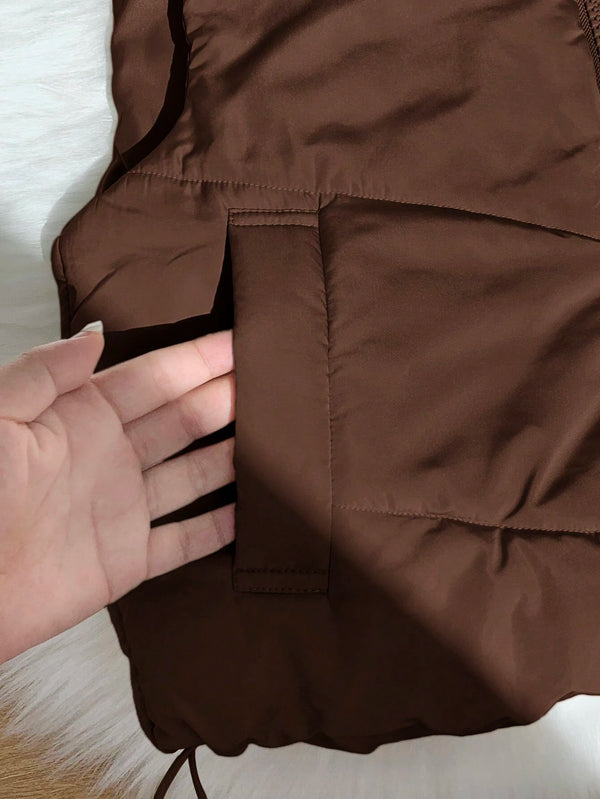 Chaleco marrón casual corto con cremallera.
