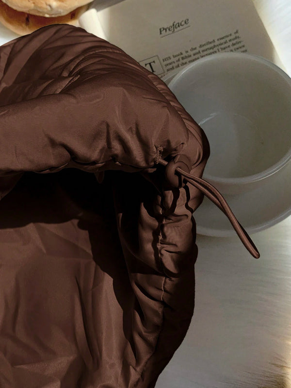 Detalle del chaleco marrón casual corto para mujer.