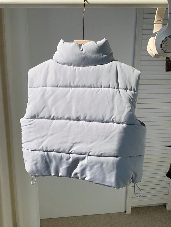 Chaleco gris claro acolchado en vista trasera.