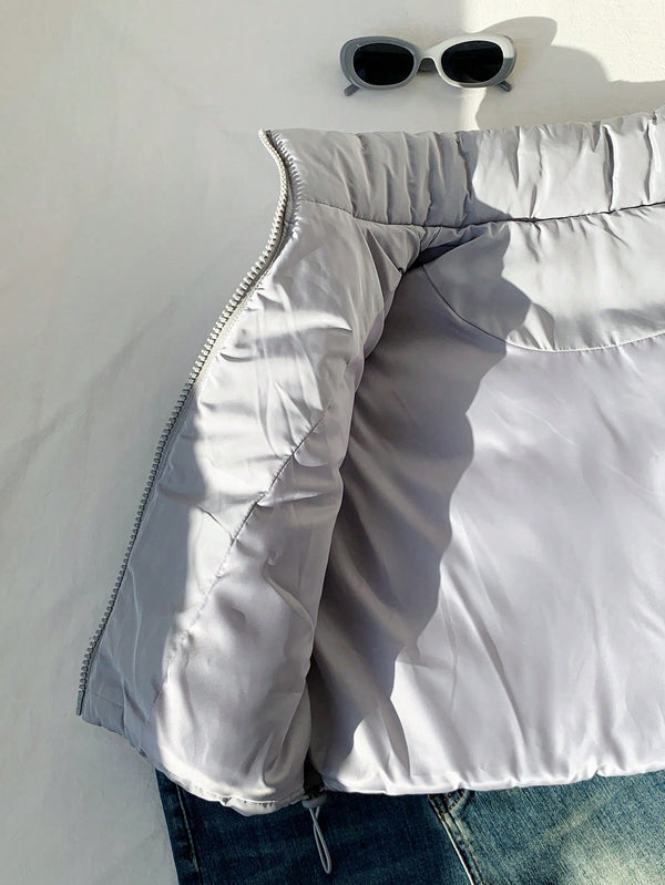 Interior del chaleco gris claro acolchado.