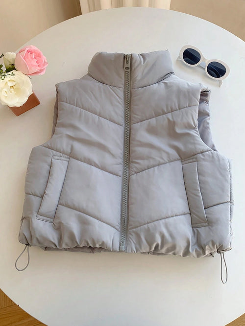 Chaleco gris claro acolchado para mujer en vista frontal.