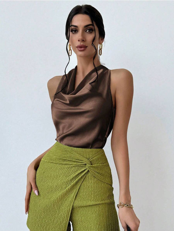 Vista lateral de una blusa halter de satén en tono café.