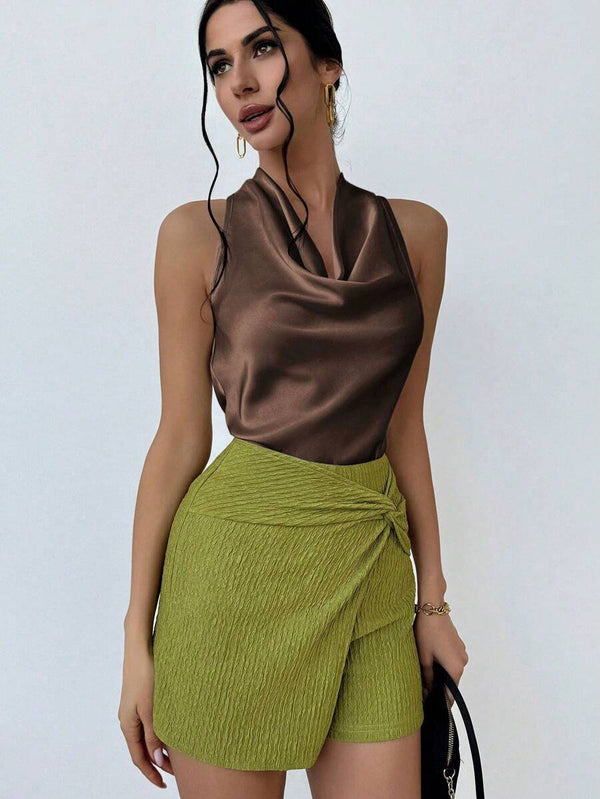 Detalle de la textura satinada de un top elegante sin mangas.