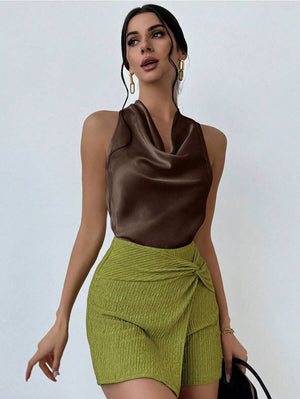 Top Satinado Con Cuello Caído Café Elegante