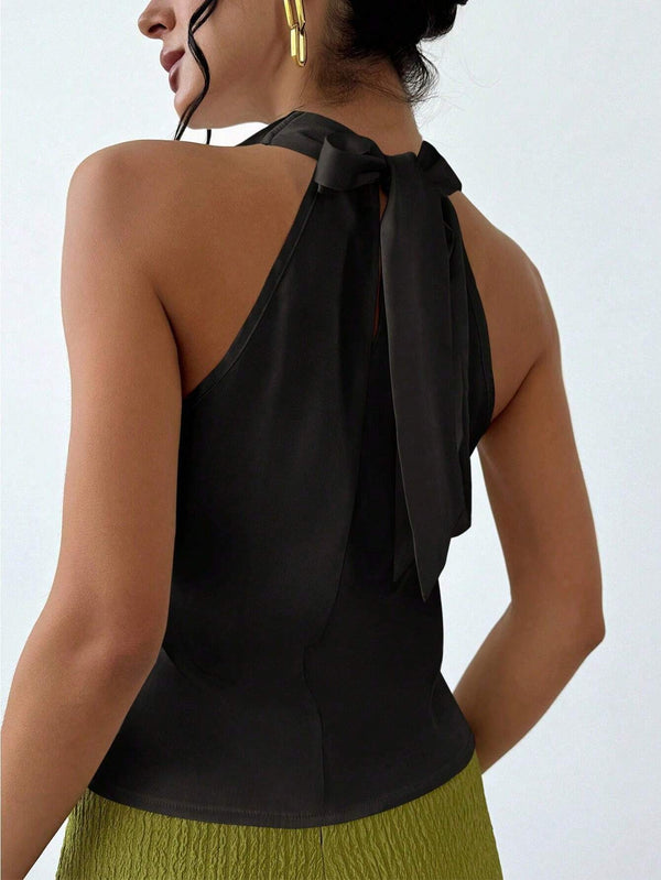 Top elegante negro de satén en vista trasera.