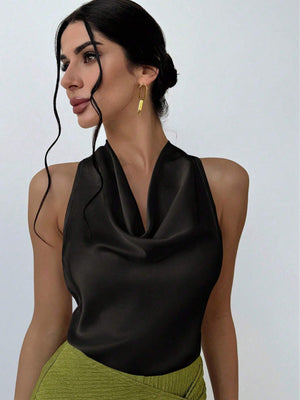 Top elegante negro de satén con escote halter.