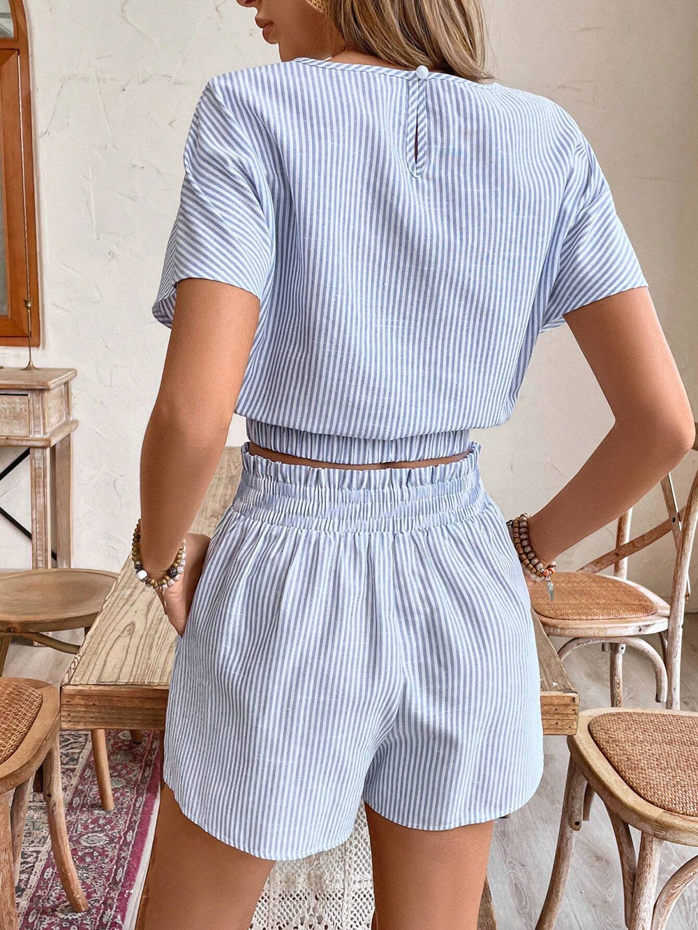 Conjunto Azul A Rayas Top Manga Murciélago Y Shorts Cortos Casual vista frontal.