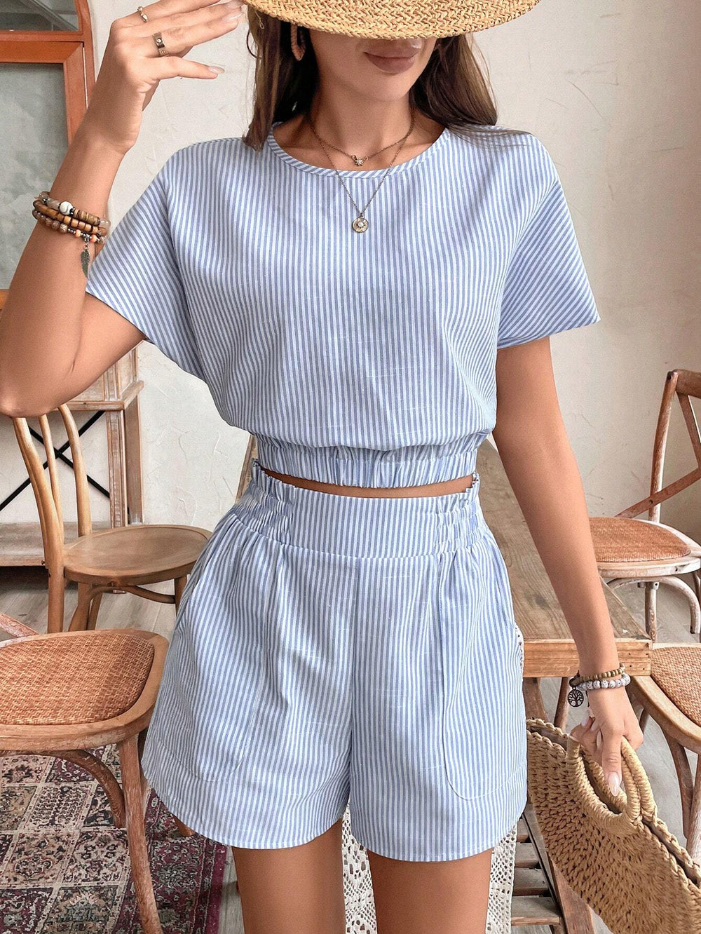 Conjunto Azul A Rayas Top Manga Murciélago Y Shorts Cortos Casual vista frontal.