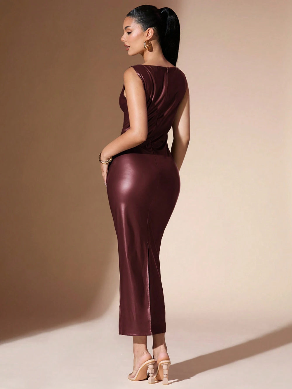 Vestido maxi burdeos ajustado elegante sin mangas vista frontal