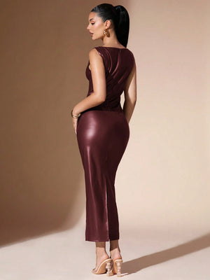 Vestido maxi burdeos ajustado elegante sin mangas vista posterior