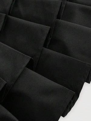 Detalle de las capas del bajo del vestido mini negro