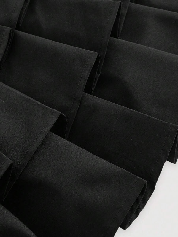 Detalle de las capas del bajo del vestido mini negro