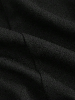 Textura de la tela tricotada del vestido mini negro
