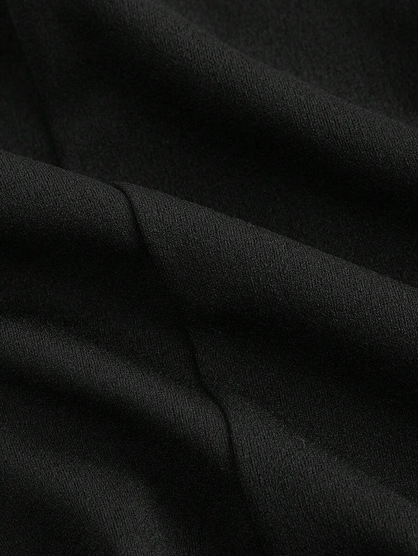Textura de la tela tricotada del vestido mini negro