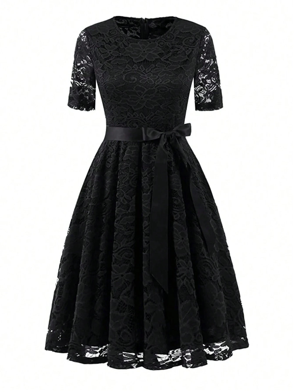 Vestido vintage negro con encaje floral visto desde el frente.