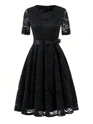 Vestido vintage negro con encaje floral visto desde el frente.