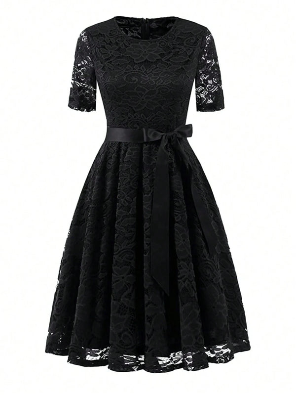 Vestido vintage negro con encaje floral visto desde el frente.
