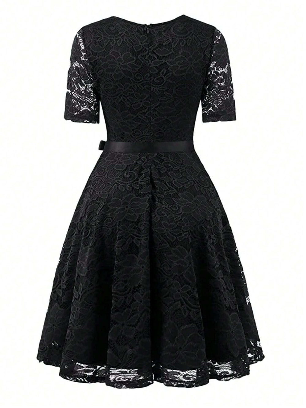 Vestido vintage negro con encaje floral visto desde el frente.