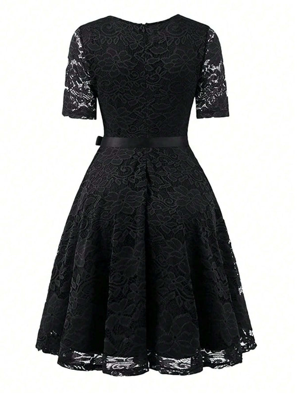 Vestido vintage negro con detalle trasero mostrando cremallera.