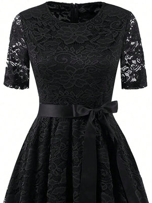 Vista lateral del vestido vintage negro resaltando su diseño entallado.