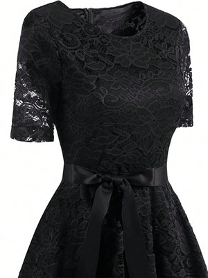 Detalle del cinturón del vestido vintage negro en primer plano.
