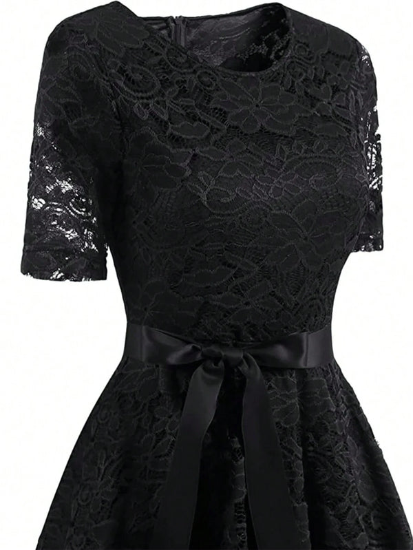 Detalle del cinturón del vestido vintage negro en primer plano.