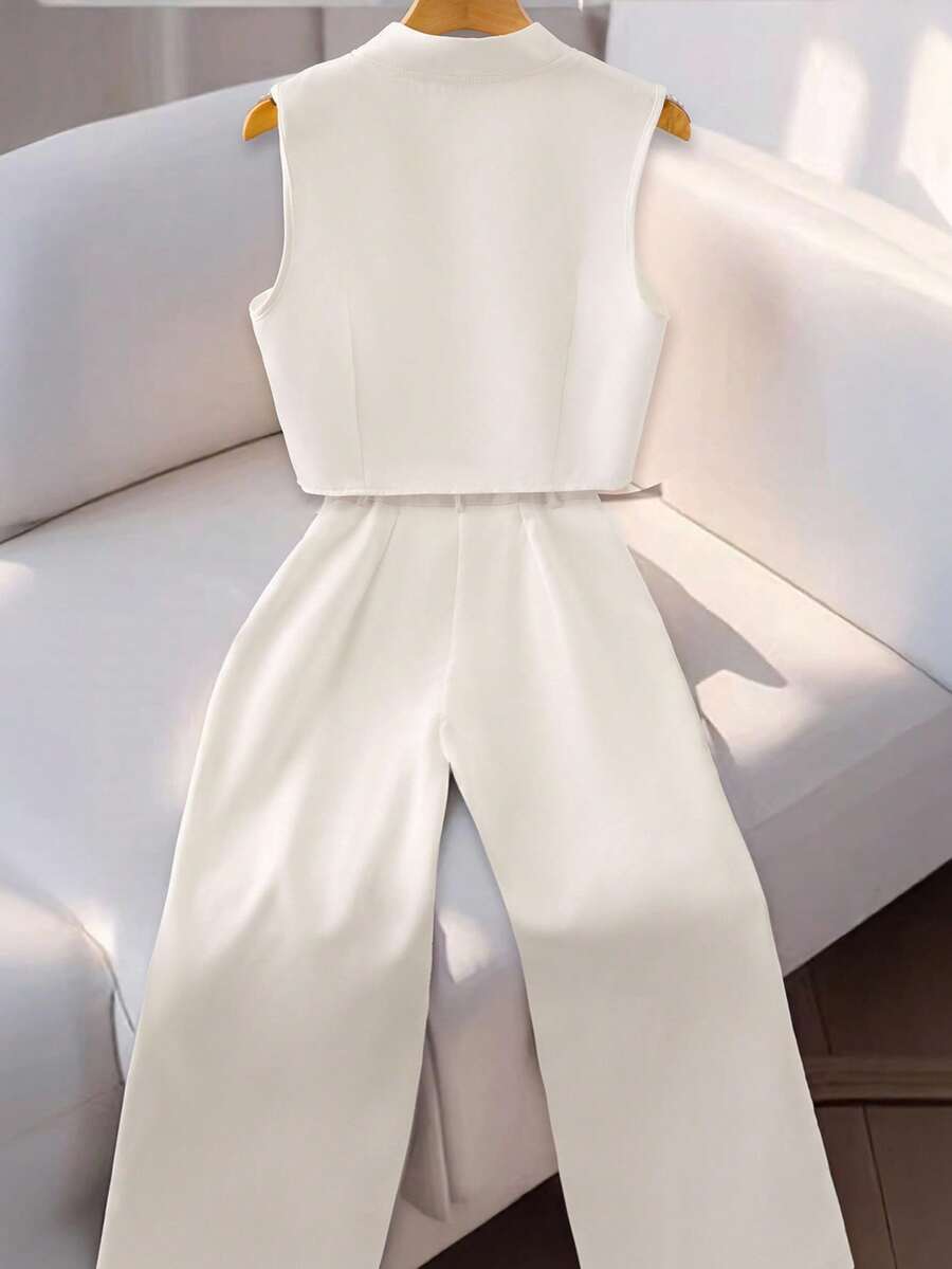 Conjunto elegante blanco con blazer sin mangas y pantalón