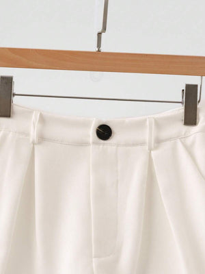 Detalle botones y pretina pantalón conjunto blanco