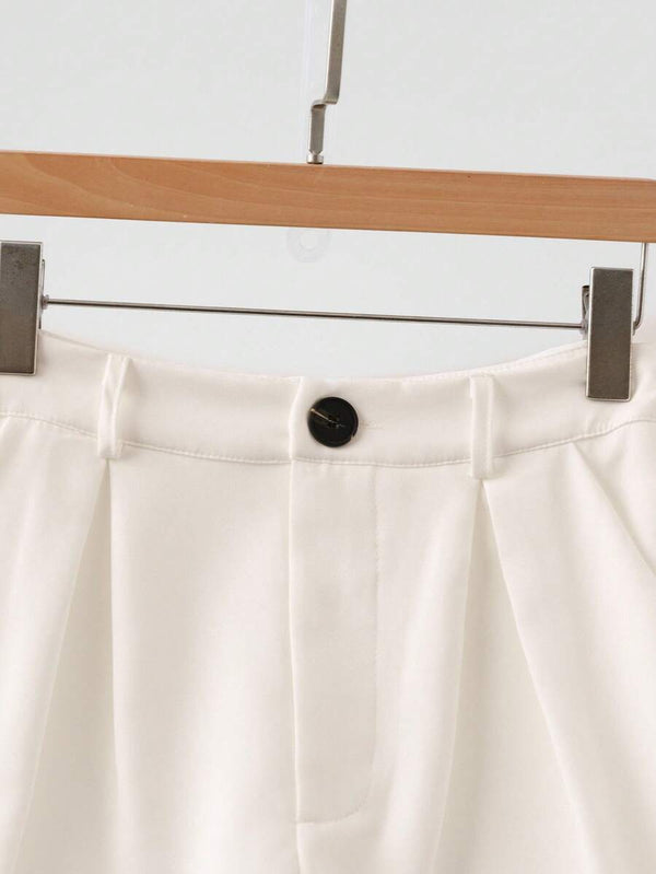 Detalle botones y pretina pantalón conjunto blanco