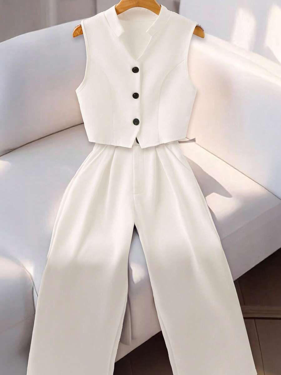 Conjunto elegante blanco con blazer sin mangas y pantalón