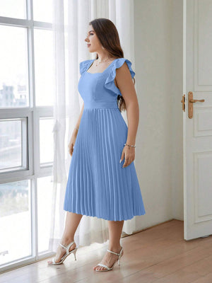 Vista lateral de vestido plisado celeste elegante