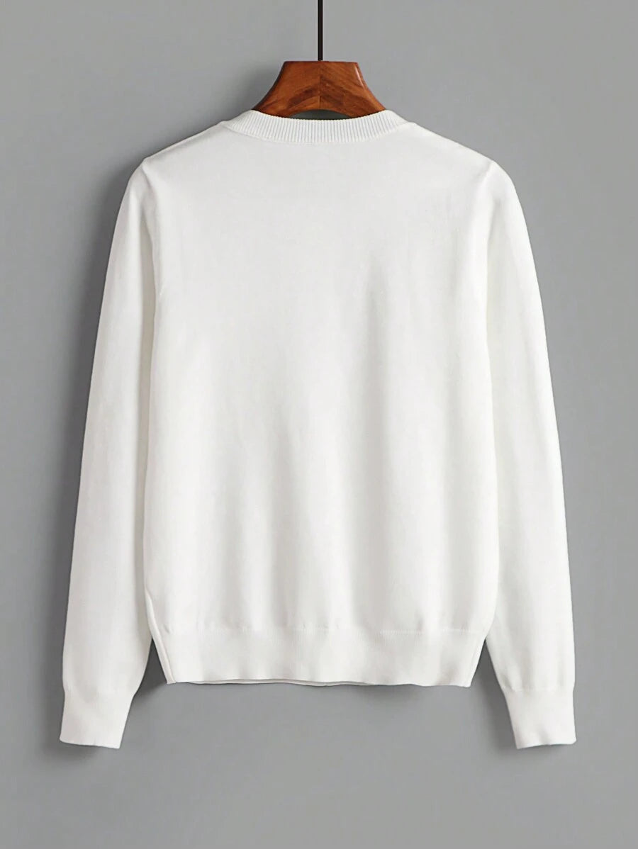 Cardigan blanco básico de manga larga con botones negros.