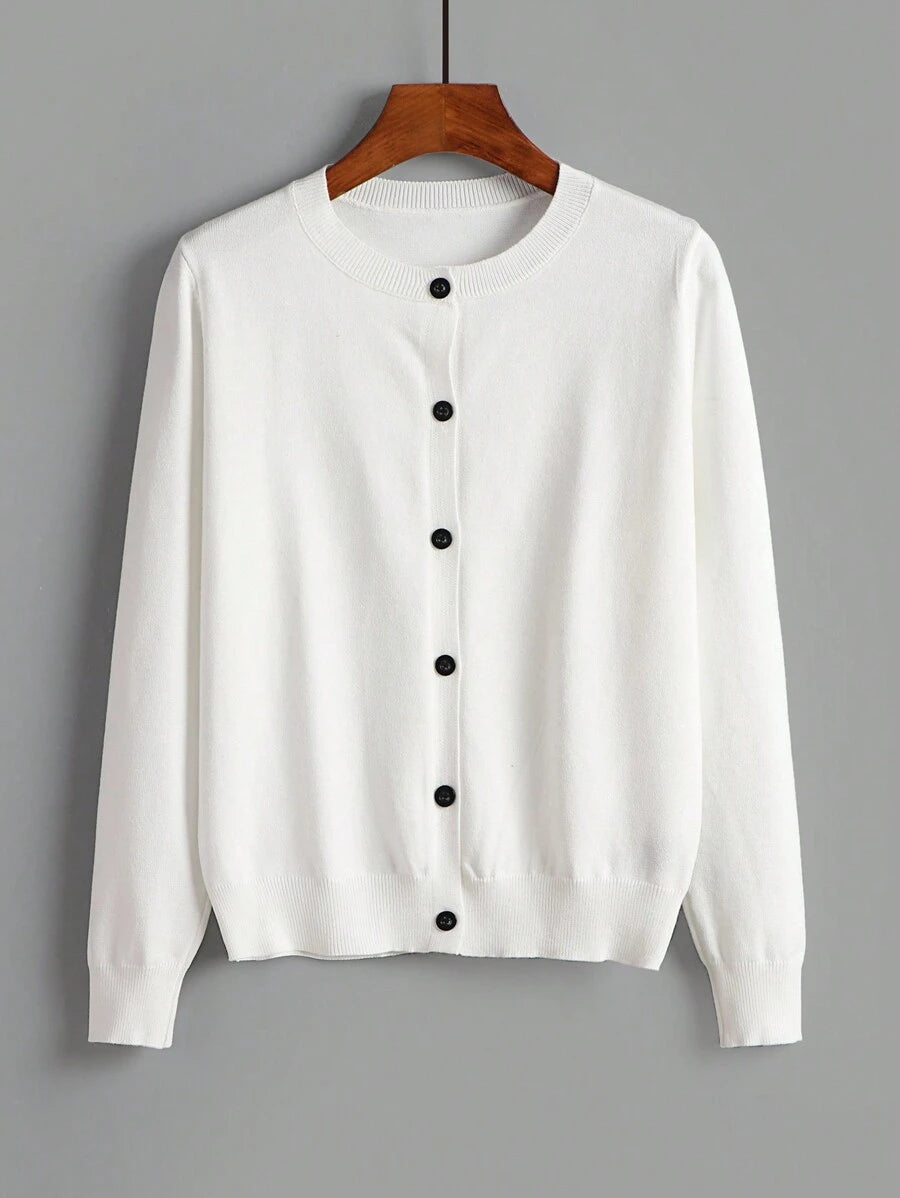 Cardigan blanco básico de manga larga con botones negros.