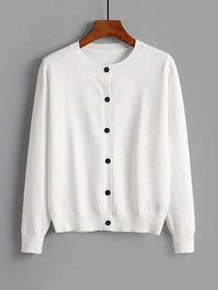 Cardigan blanco básico de manga larga con botones negros.