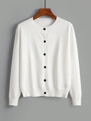 Cardigan blanco básico de manga larga con botones negros.